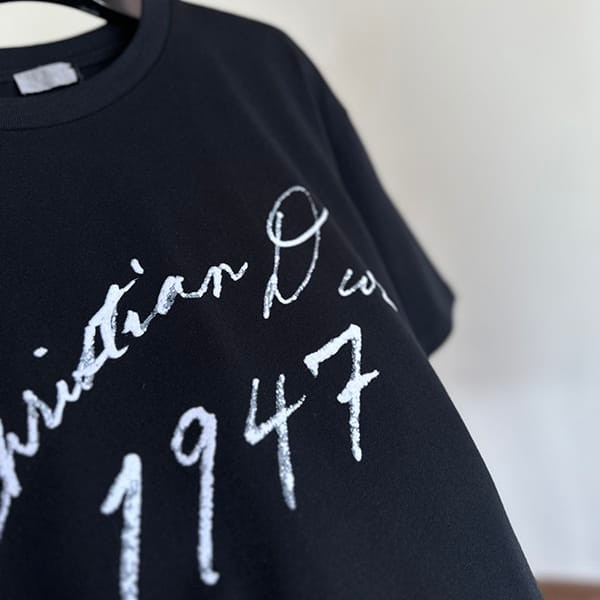 人気急上昇ディオール コピー 手書き風 1947 ロゴtシャツ dee55897
